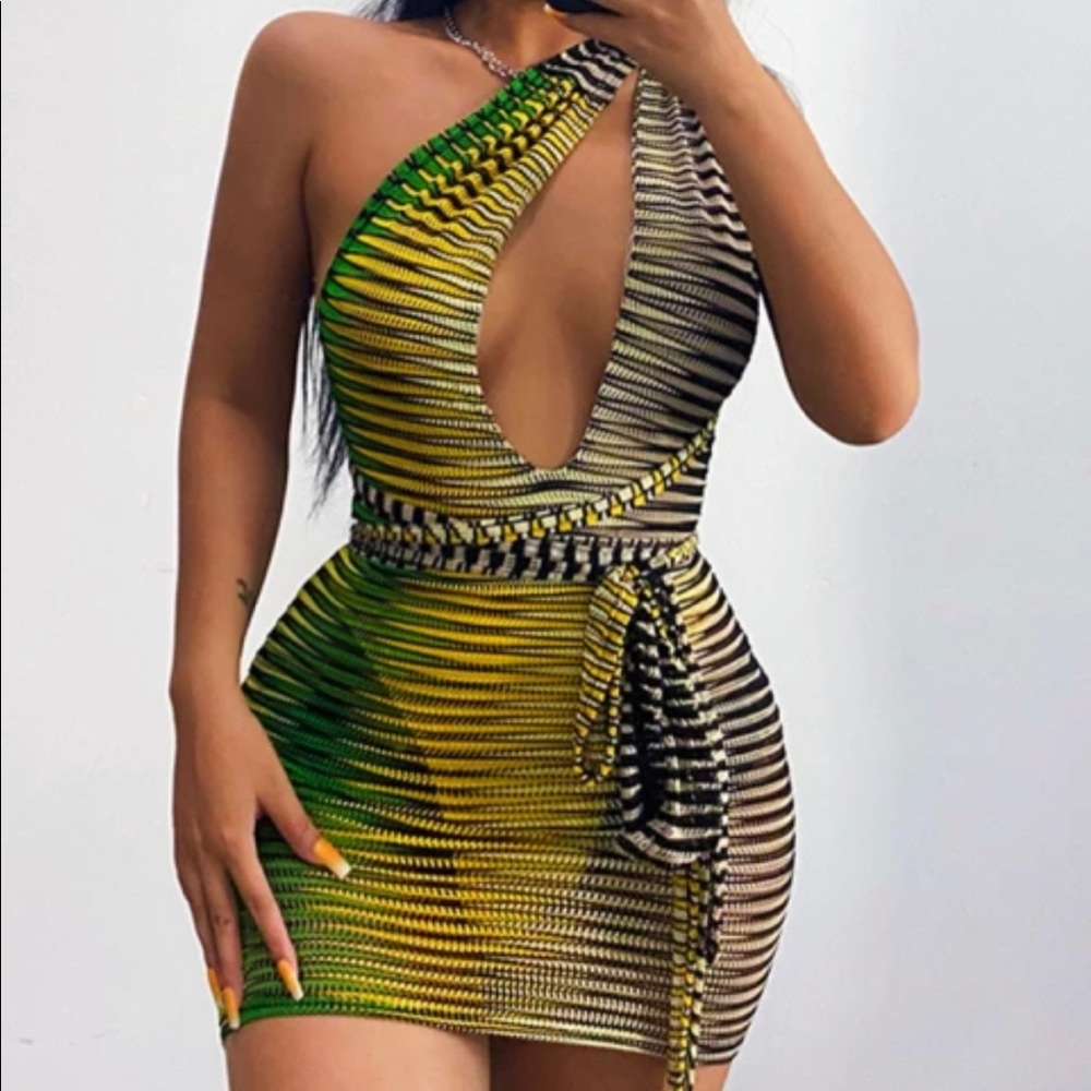 Medium dress can be tied different ways